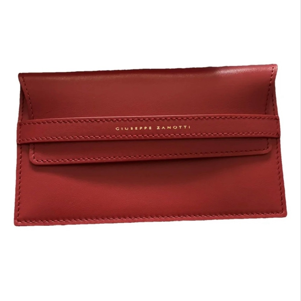 Red leather clutch bag with original box
Never used
Giuseppe Zanotti